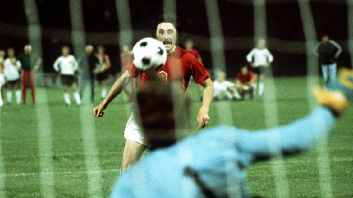 Damals erlangte auch ein Akteur des deutschen Gegners Weltruhm. Der tschechoslowakische Nationalspieler Antonín Panenka versenkte den Ball mit einem leichten Heber in der Mitte des Tors und sagte hinterher: