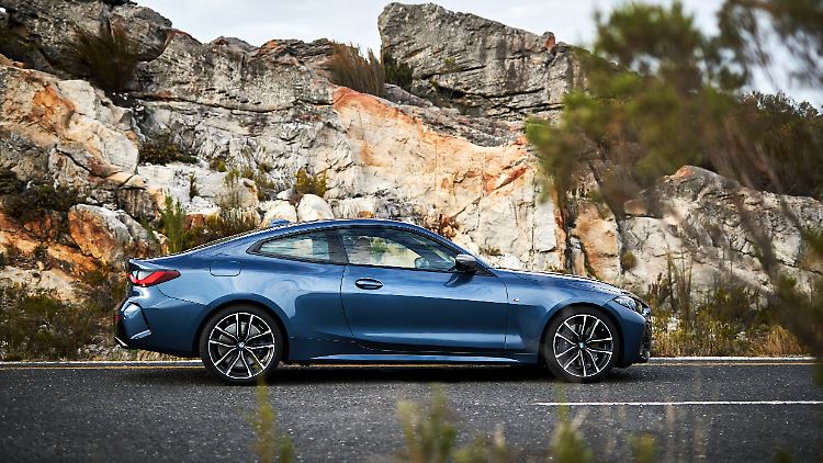 Lange Motorhaube, flache, zurückgesetzte Fahrgastzelle, aufsteigende Schulterlinie und große Räder. Der 4er hat alles, was ein Coupé braucht.