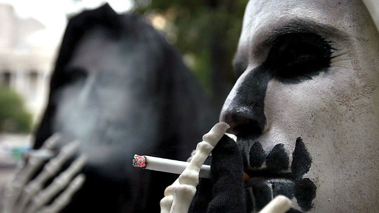 Mit jeder Zigarette rückt der Tod ein Stückchen näher.