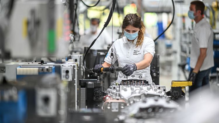 Zu Jahresbeginn beschäftigte ZF konzernweit knapp 148.000 Menschen, davon knapp 51.000 im Inland. Bis Ende 2022 sind betriebsbedingte Kündigungen angeblich ausgeschlossen.