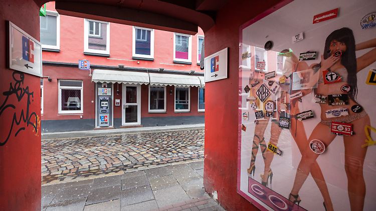 Auch die legendäre Herbertstraße in Hamburg ist menschenleer. Prostitution bleibt in Hamburg mindestens bis zum 30. Juni untersagt. 