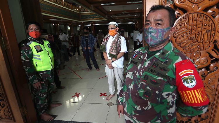 Das Militär soll in Indonesien die Durchsetzung der Maßnahmen gewährleisten.
