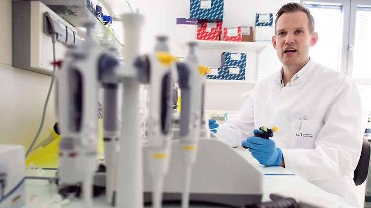 Hendrik Streeck rechnet nicht unbedingt mit einem Impfstoff gegen das Coronavirus, gibt aber die Suche danach nicht auf.