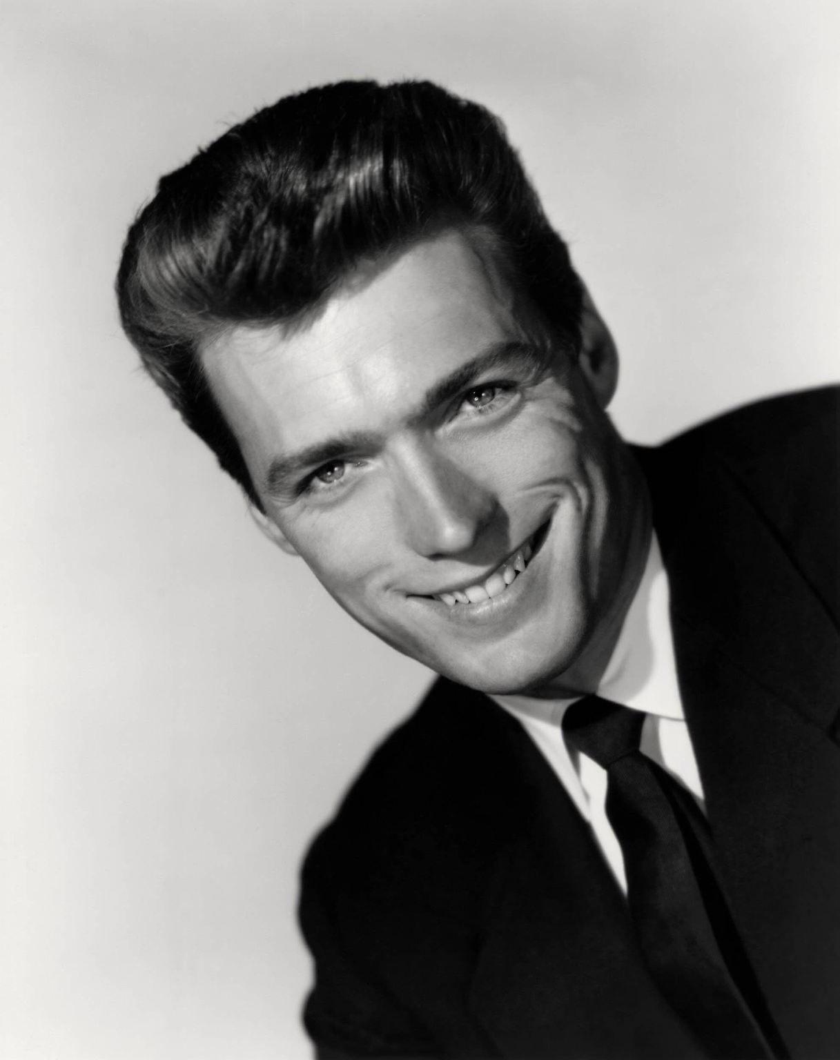 Die Künstlerkarriere war ihm nicht in die Wiege gelegt. Am 31. Mai 1930, gerade in der Anfangszeit der Großen Depression, kommt Clint Eastwood in San Francisco als Sohn eines Stahlarbeiters zur Welt. (Bild von 1960)