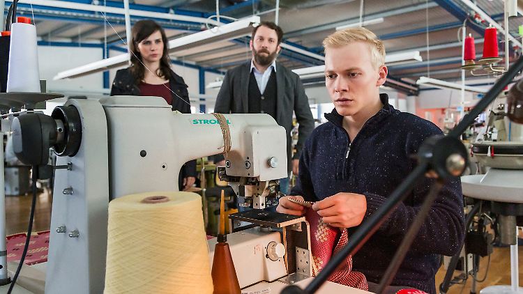 Ihre Ermittlungen führen Lessing (Christian Ulmen, M.) und Dorn (Nora Tschirner) diesmal in eine Textilfabrik.