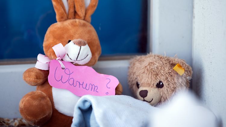 "Warum?" heißt es auf diesem Kärtchen, das Trauernde an der Kita zurückließen. Bislang ist diese Frage nicht ansatzweise beantwortet. 
