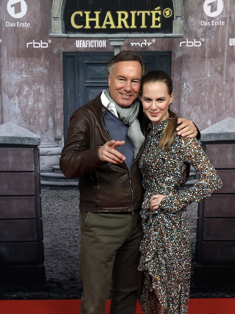 Produzent Nico Hofmann und Schauspielerin Alicia von Rittberg bei der Premiere der ARD-Serie "Charite" 2017.