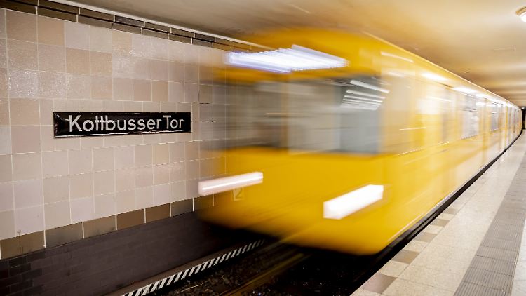 Der Angeklagte habe sich in einer Personengruppe befunden, deren Aufmerksamkeit nicht auf einfahrende U-Bahnen gerichtet gewesen sei.