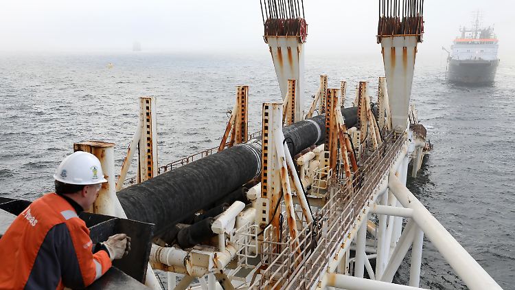Ein Schiff von Allseas verlegt im November 2018 vor Rügen Rohre für die Gaspipeline Nord Stream 2.