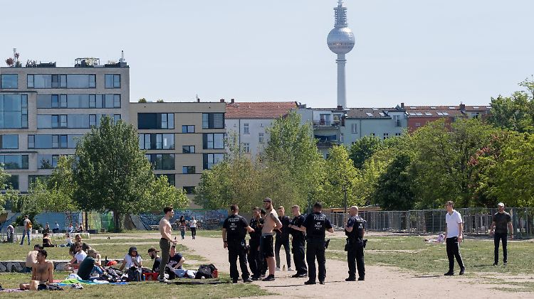Die Abstandsregeln gelten weiter - nicht überall werden sie eingehalten.