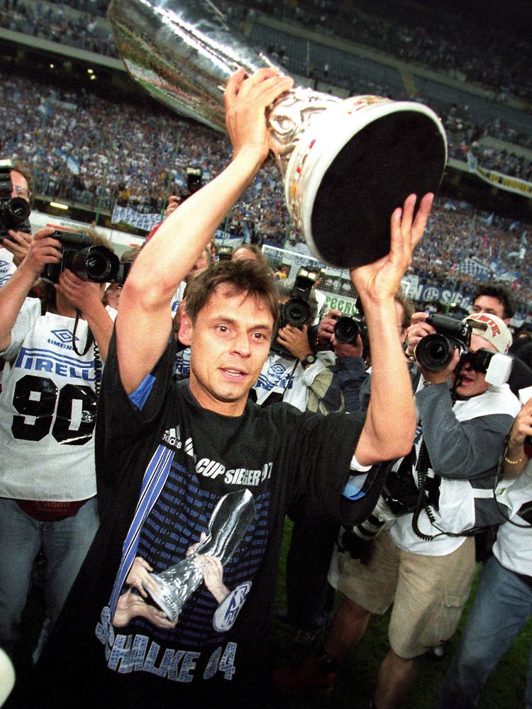 Olaf Thon wurde 1997 mit Schalke Uefa-Cup-Sieger. Im Finale verwandelte er einen Elfmeter.