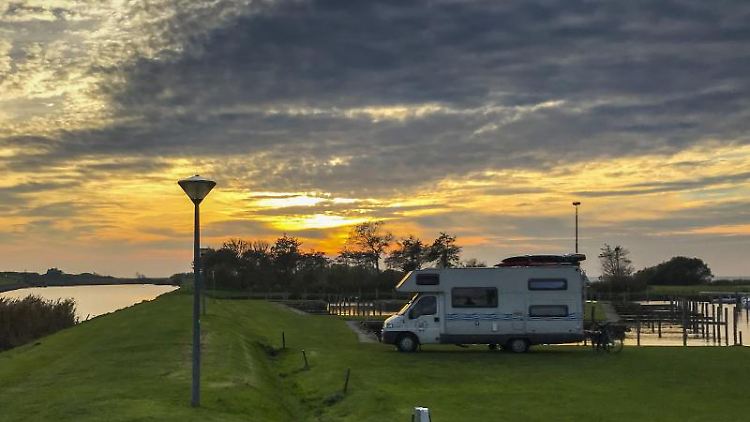 Wer in seinem Wohnmobil auf einem nur für Pkw zugelassenen Parkplatz übernachtet, begeht eine Ordnungswidrigkeit. 