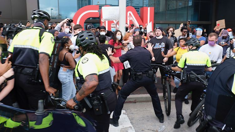 Das Hauptquartier von CNN ist Ziel der Demonstranten.