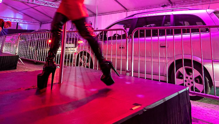Die Autofahrer bekamen in einem Zelt die Striptease-Show zu sehen.