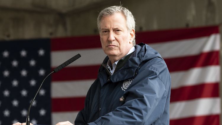 New Yorks Bürgermeister de Blasio verurteilte auch gewaltbereite Demonstranten.