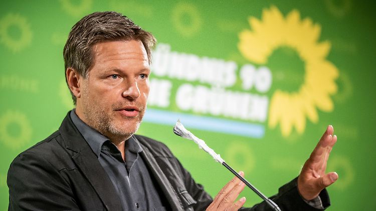 Der Grünen-Chef Habeck wartet seit Ostern auf die Corona-App.