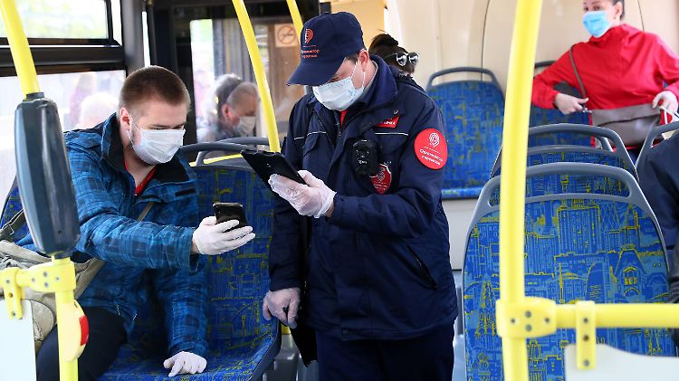 Bus fahren darf nur, wer einen Passierschein vorweisen kann.