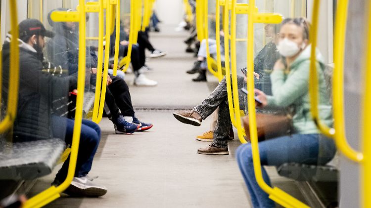Die App soll im Nachhinein warnen können, falls jemand etwa in öffentlichen Verkehrsmitteln Corona-Infizierten begegnet ist.
