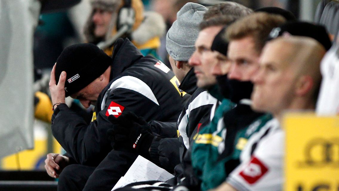 Michael Frontzeck darf Gladbach-Coach bleiben, denn: "Einen zu opfern ist zu einfach, da müssen wir alle dran arbeiten. Wir halten dem Druck stand."