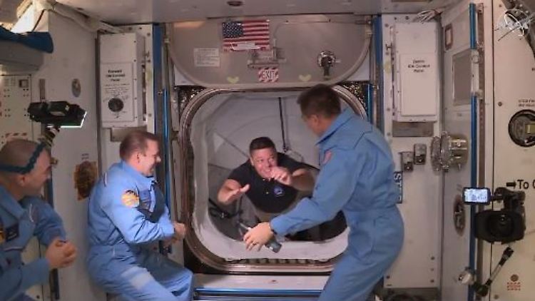 Astronaut Bob Behnken betritt die Raumstation ISS als Erster.