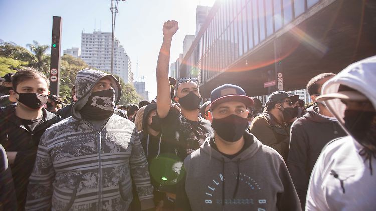 Demonstranten protestieren zahlreich gegen den rechten Kurs von Bolsonaro.