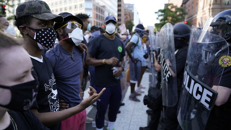 Auslöser für die landesweiten Proteste war der Tod des Afroamerikaner George Floyd infolge eines brutalen Polizeieinsatzes in Minneapolis. Der inzwischen aus dem Polizeidienst entlassene weiße Verdächtige sei unter Mordverdacht verhaftet worden, sagte der zuständige Bezirksstaatsanwalt Freeman. 