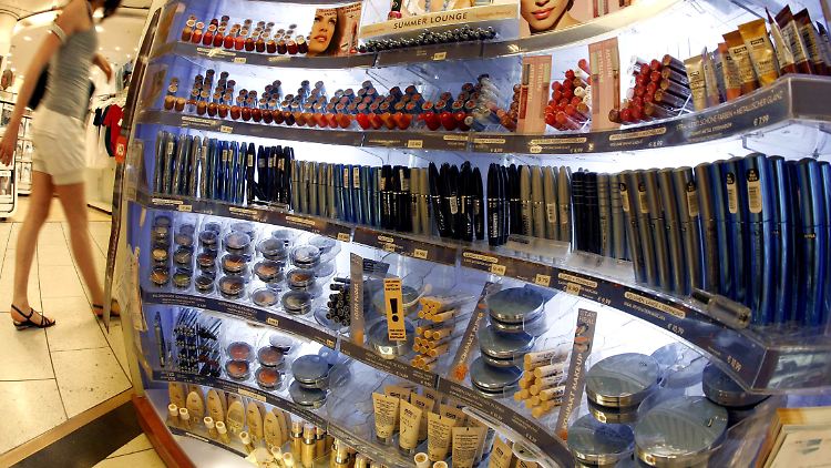 "Die Einschnitte waren und sind so groß, dass Normalität wohl erst nach einigen Monaten erreicht werden kann", so der Geschäftsführer des Industrieverbandes Körperpflege- und Waschmittel, Thomas Keiser.