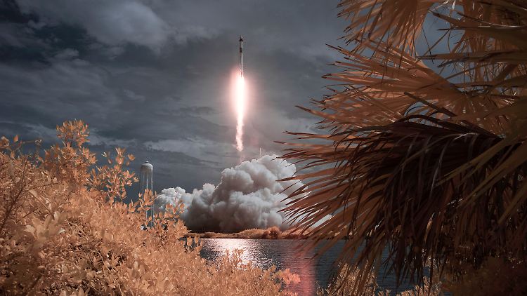 Die "Dragon"-Raumkapsel war mit einer "Falcon 9"-Rakete vom Weltraumbahnhof Cape Canaveral in Florida aus ins All gestartet.