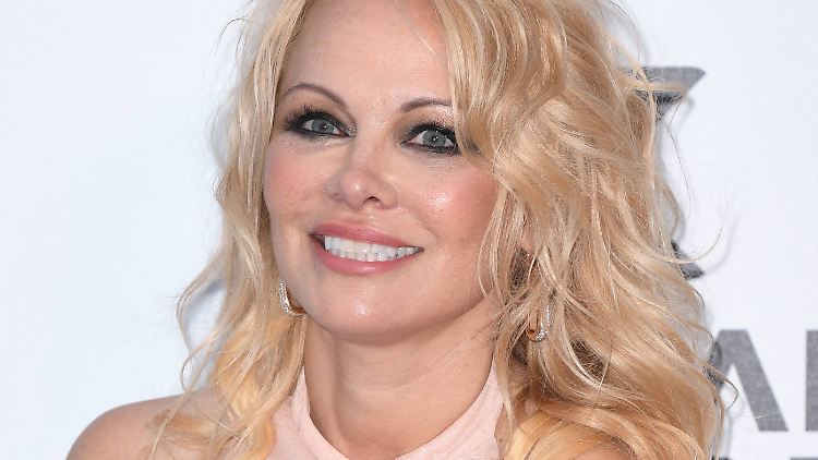 Gibt ihren alten Badeanzug nicht her: Pamela Anderson.
