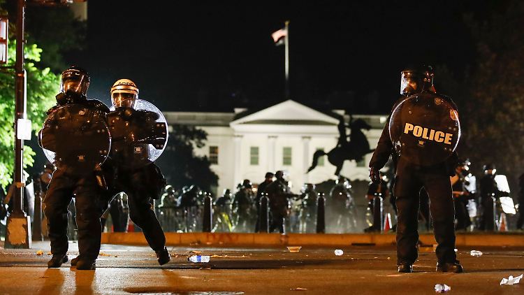 Vor dem Weißen Haus in Washington skandierten Demonstranten "Kein Frieden ohne Gerechtigkeit".