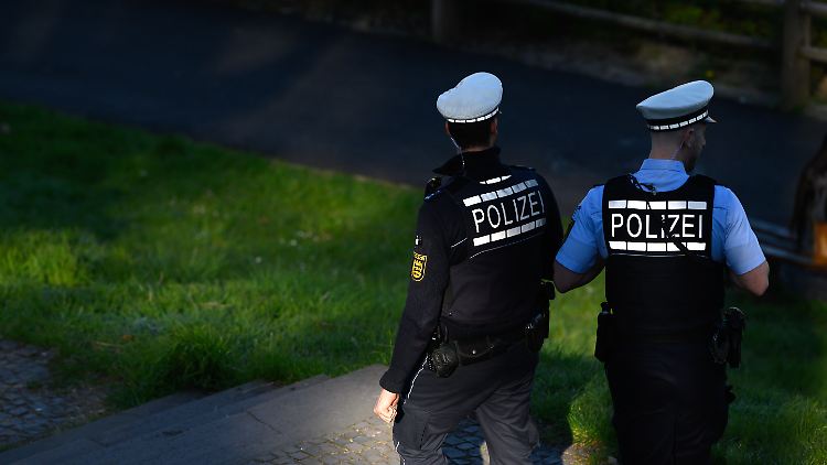 Die Polizei benötigte 30 Streifenwagenbesatzungen, um die Situation zu kontrollieren.