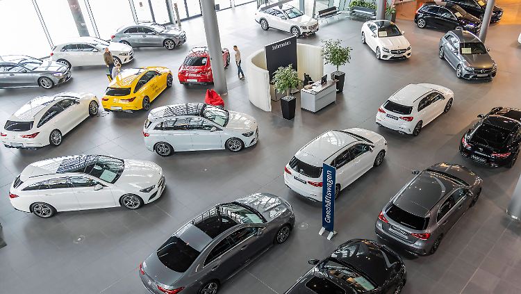 Die Autohändler haben während der heißen Phase der Corona-Krise kaum Autos verkauft - nun soll nach Vorstellung der Union eine Kaufprämie den Handel wieder in Schwung bringen.