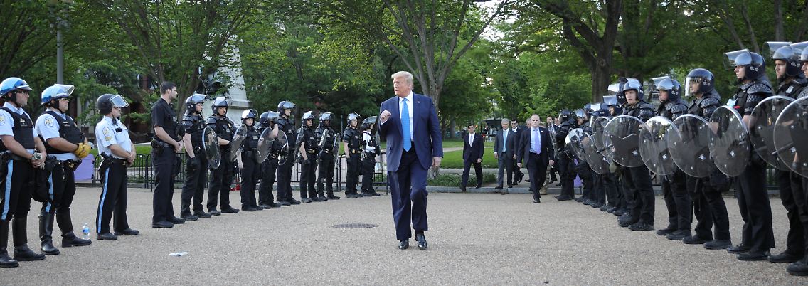 Trump geht durch ein Spalier von Polizisten vom Weißen Haus zur St.-John's-Kirche.