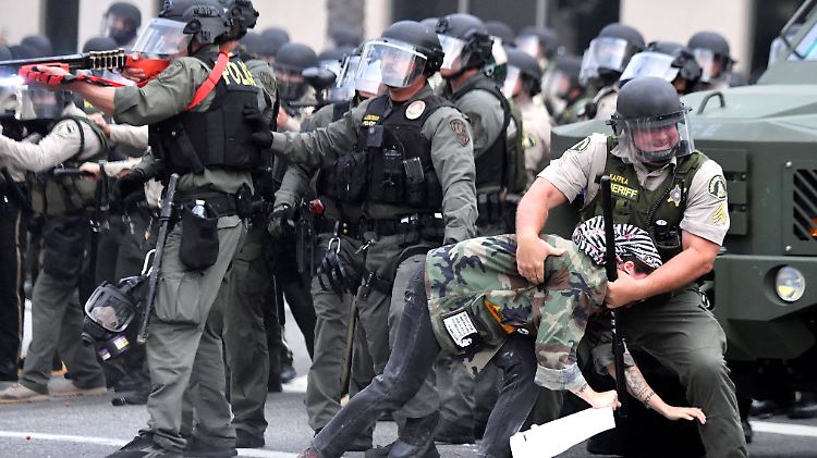 US-Präsident Trump will den Protesten im Land mit massivem Einsatz von Sicherheitskräften begegnen - wie hier in Riverside, Kalifornien.