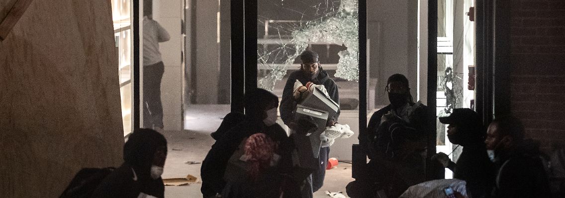 Die Stadt sei "vollkommen unter Kontrolle und überwiegend ruhig und friedlich", versicherte New Yorks Bürgermeister de Blasio zuletzt.