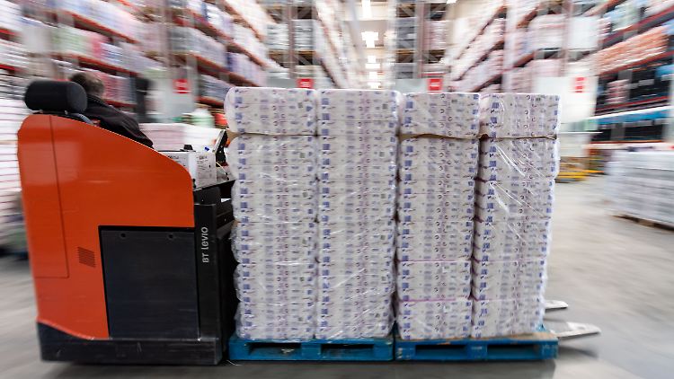 Volle Lager: Monatelang kauften Großkunden wie Behörden, Schulen und die Gastronomie kein Toilettenpapier.