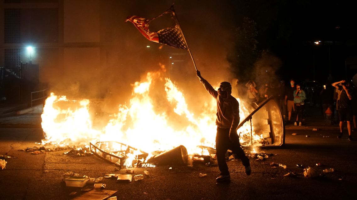 In mehreren Großstädten legten Demonstranten Feuer, wie hier in St. Louis ...