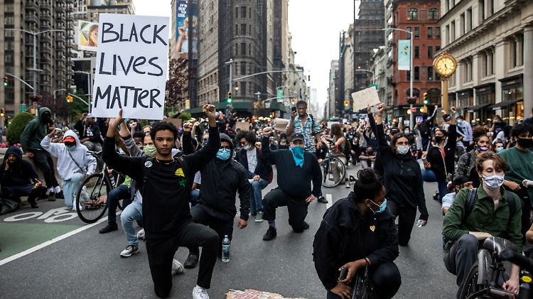 Demonstranten in Manhattan am berühmten Flat Iron Building nahe dem Madison Square Park.
