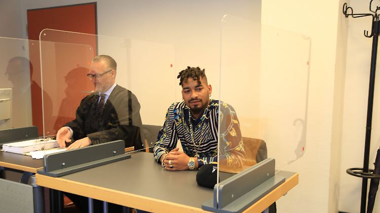Maxwell Kwabena drückt die Anklagebank des Amtsgerichts St. Georg.
