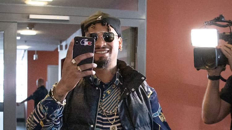 Der Rapper auf dem Weg in den Gerichtssaal, er filmt dabei die anwesenden Journalisten.