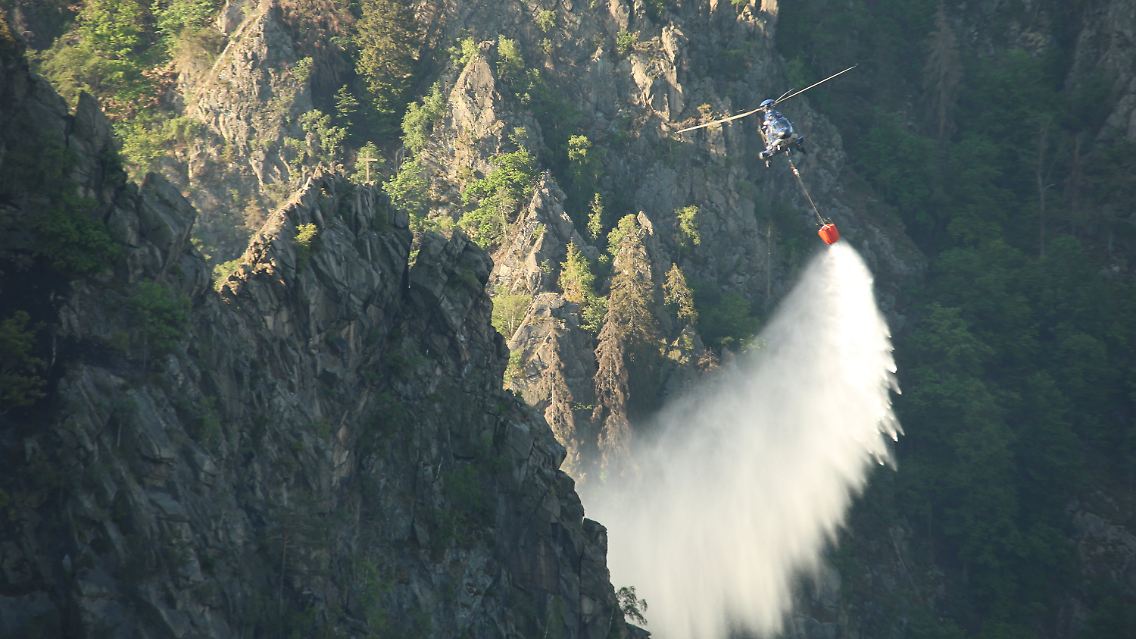 Mit einem Hubschrauber der Bundespolizei wurde im Bodetal in Thale der Löscheinsatz eines Waldbrandes unterstützt.