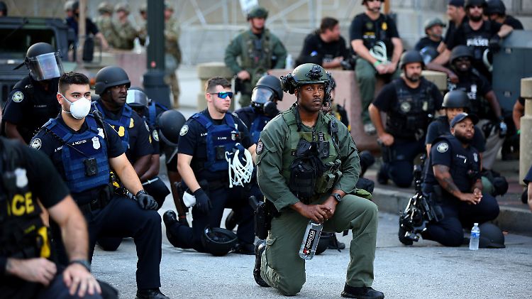 In vielen verschiedenen US-Städten drückten Polizisten ihre Solidarität mit den Protesten aus.