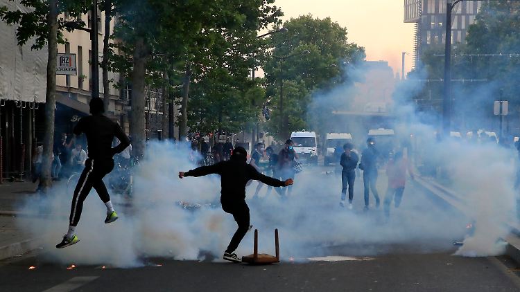 Viele Menschen liefern sich in Paris Auseinandersetzungen.