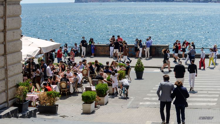 Flanieren in Neapel - auch für Touristen wieder möglich.