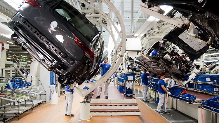 Am Hauptsitz kappt VW im Frühjahr die Nachtschichten an drei von vier wichtigen Linien. Grund ist der anhaltende Elektronikmangel. Im vorigen Jahr wurden in Wolfsburg 330.000 Fahrzeuge weniger gebaut.