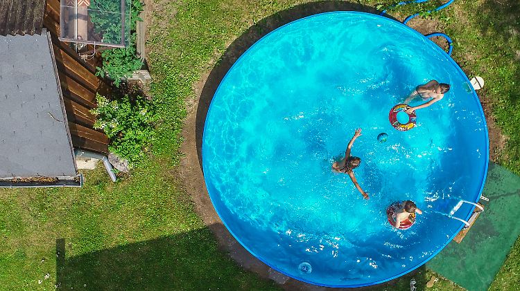 Pool im Garten statt auf Mallorca - in der Corona-Krise bringt so mancher das Urlaubsfeeling nach Hause.