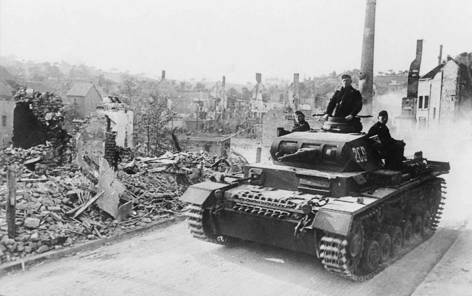 Am 10. Mai 1940 gibt Hitler den Befehl zum Westfeldzug. Obwohl Frankreich den Angriff erwartet, wird das Land vom schnellen Vorankommen deutscher Panzer durch die Ardennen völlig überrumpelt.
