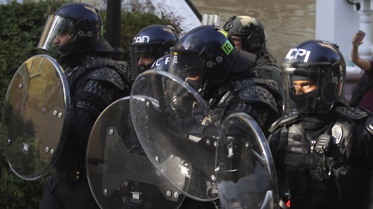 Seit Tagen begegnen us-amerikanische Polizisten Protestierenden in schwerer Montur.