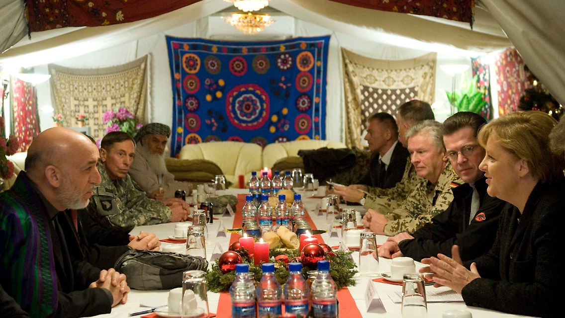 In Masar-i-Sharif traf Merkel den afghanischen Präsidenten Karsai (l.) und US-Kommandeur Petraeus (2.v.l.).