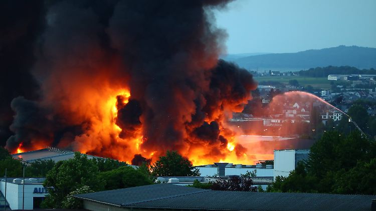 Der schwarze Rauch und die Flammen steigen meterhoch in den Himmel.